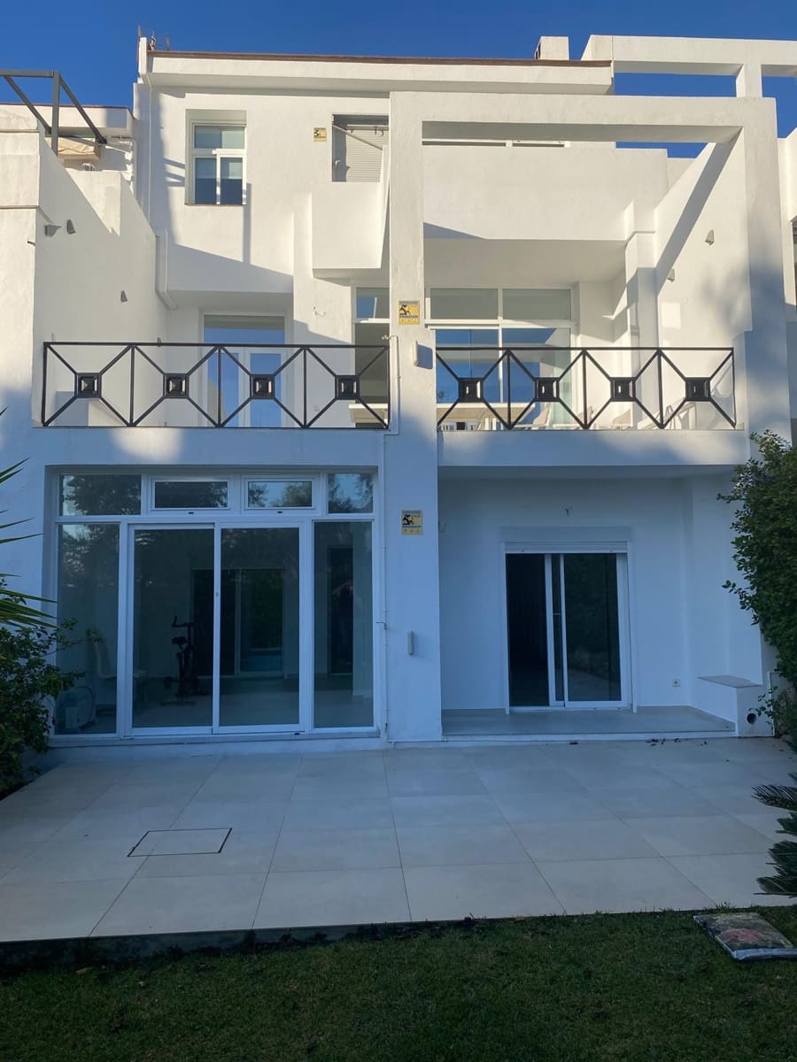 5 bedroom Villa for sale in Benahavis with pool garage - € 945,000 (Ref: 9028133)