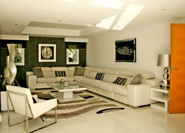 4 bedroom Villa for sale in Marbella with pool garage - € 1,295,000 (Ref: 9139059)