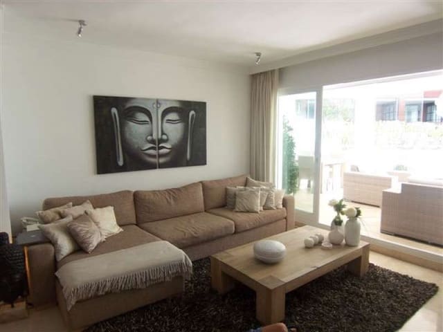 3 soveværelse Lejlighed til salg i Puerto Banus, Marbella med swimmingpool garage - € 879.500 (Ref: 9139077)