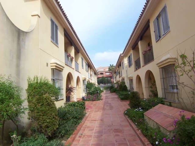 4 soveværelse Byhus til salg i Nueva Andalucia, Marbella med swimmingpool garage - € 350.000 (Ref: 9139237)