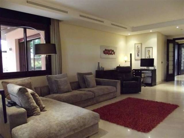 3 soveværelse Lejlighed til salg i Puerto Banus, Marbella med swimmingpool - € 1.595.000 (Ref: 9139297)