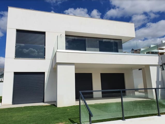 4 Zimmer Villa zu verkaufen in Manilva mit Pool Garage - 645.000 € (Ref: 9140031)