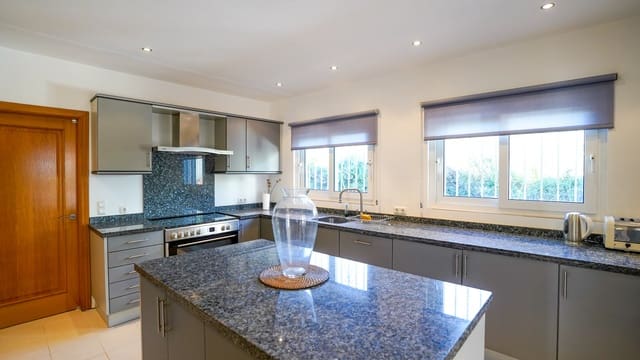 4 Zimmer Villa zu verkaufen in Manilva mit Pool Garage - 990.000 € (Ref: 9140792)