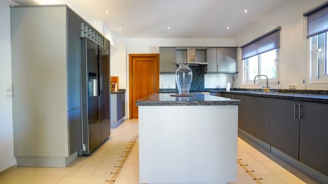 4 Zimmer Villa zu verkaufen in Manilva mit Pool Garage - 990.000 € (Ref: 9140792)