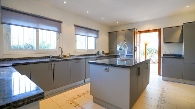 4 Zimmer Villa zu verkaufen in Manilva mit Pool Garage - 990.000 € (Ref: 9140792)