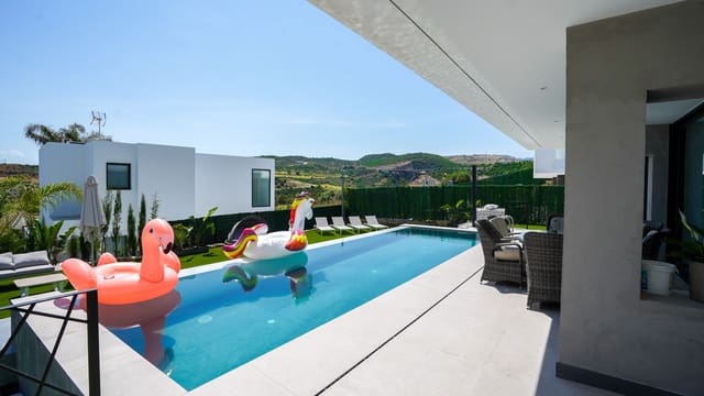 4 Zimmer Villa zu verkaufen in Estepona mit Pool Garage - 1.200.000 € (Ref: 9140959)