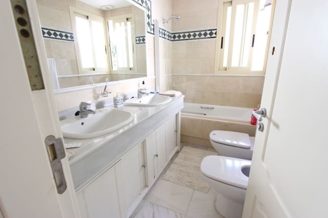 3 bedroom Apartment for sale in Marbella with pool - € 450,000 (Ref: 9224196)