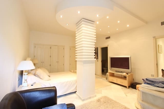 3 bedroom Apartment for sale in Marbella with pool - € 450,000 (Ref: 9224196)