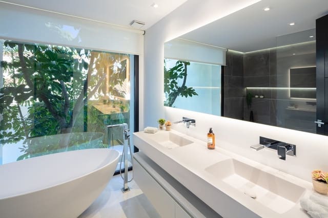 4 bedroom Villa for sale in Marbella with pool garage - € 3,995,000 (Ref: 9224510)