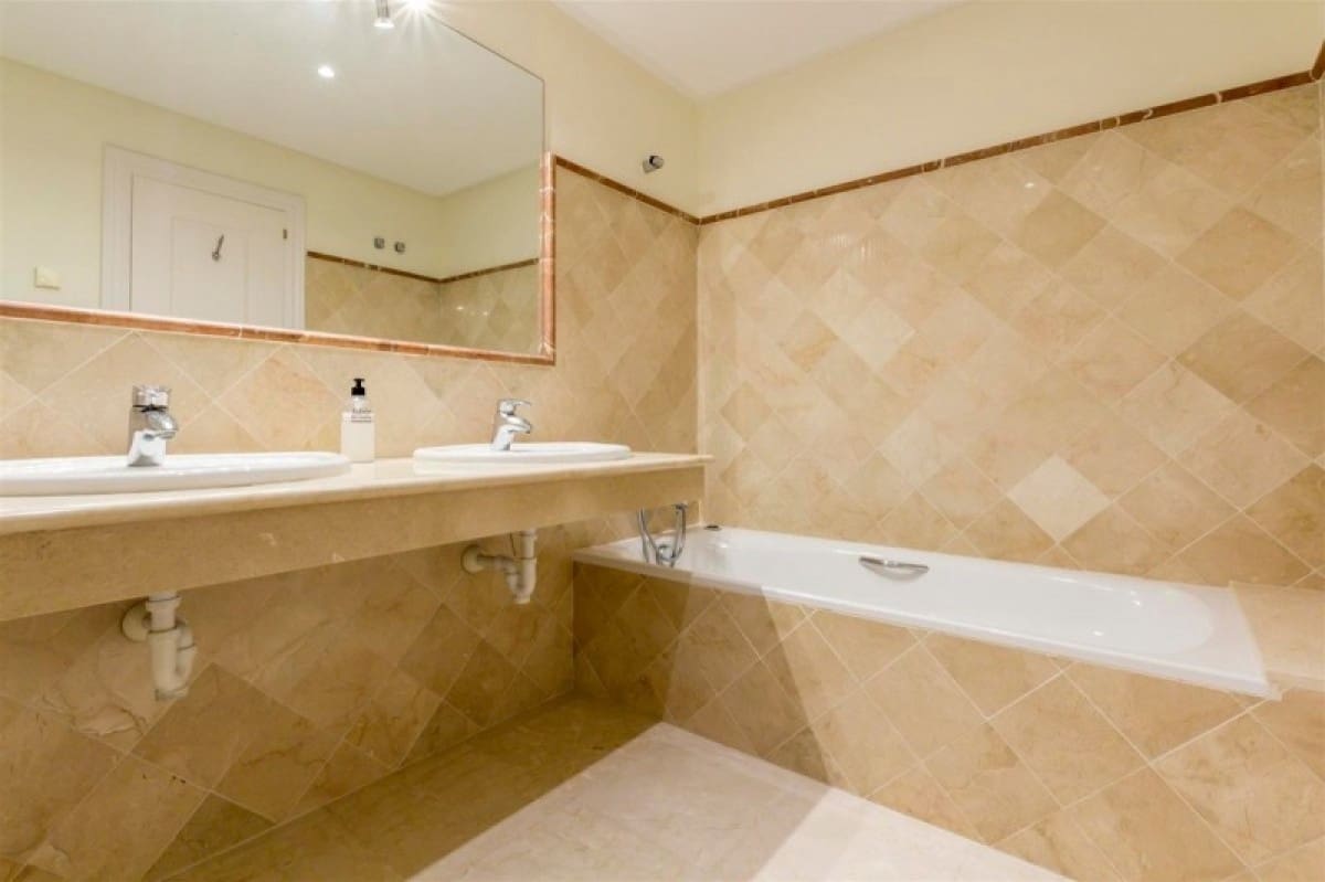 3 chambre Maison de Ville à vendre à Marbella avec piscine - 340 000 € (Ref: 9404811)