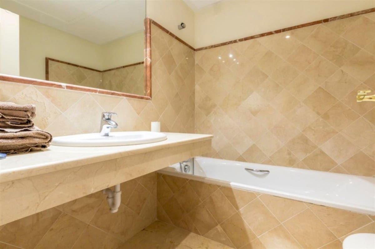 3 chambre Maison de Ville à vendre à Marbella avec piscine - 340 000 € (Ref: 9404811)