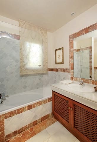 4 sypialnia Apartament na sprzedaż w Golden Mile, Marbella z basenem garażem - 1 550 000 € (Ref: 9404902)