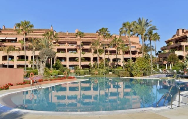 Apartamento de 2 habitaciones en Puerto Banus, Marbella en venta con piscina garaje - 1.790.000 € (Ref: 9404914)