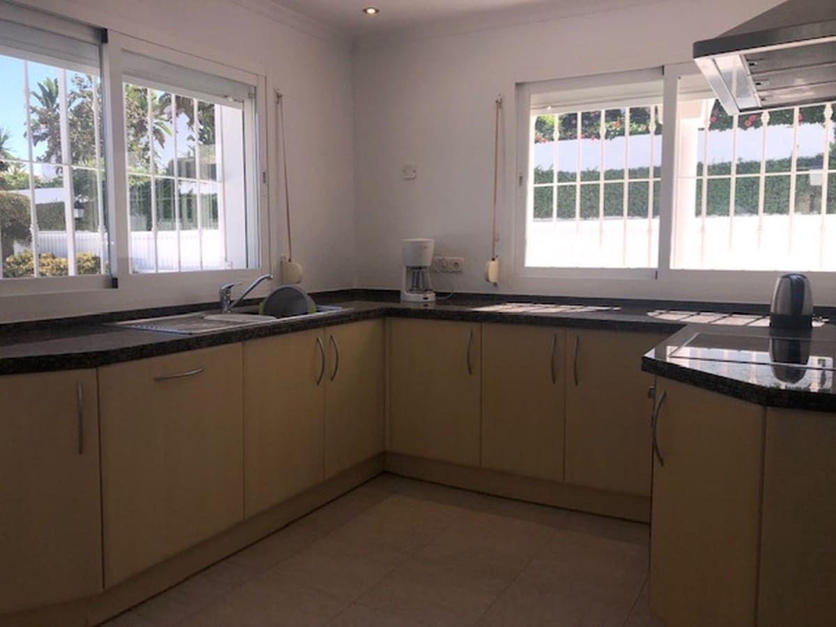 5 slaapkamer Villa te koop in Puerto Banus met zwembad - € 1.195.000 (Ref: 9404945)