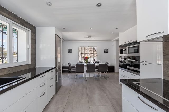 5 sypialnia Willa na sprzedaż w Marbella z basenem garażem - 999 000 € (Ref: 9404947)