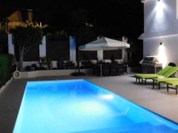 4 sypialnia Willa na sprzedaż w Marbella z basenem garażem - 1 295 000 € (Ref: 9404953)