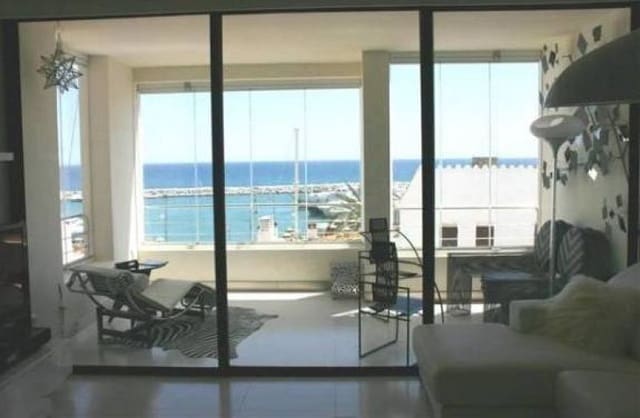 Apartamento de 2 habitaciones en Puerto Banus, Marbella en venta con piscina garaje - 780.000 € (Ref: 9404976)