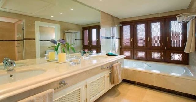 3 soverom Leilighet til salgs i Puerto Banus, Marbella med svømmebasseng - € 900 000 (Ref: 9405105)