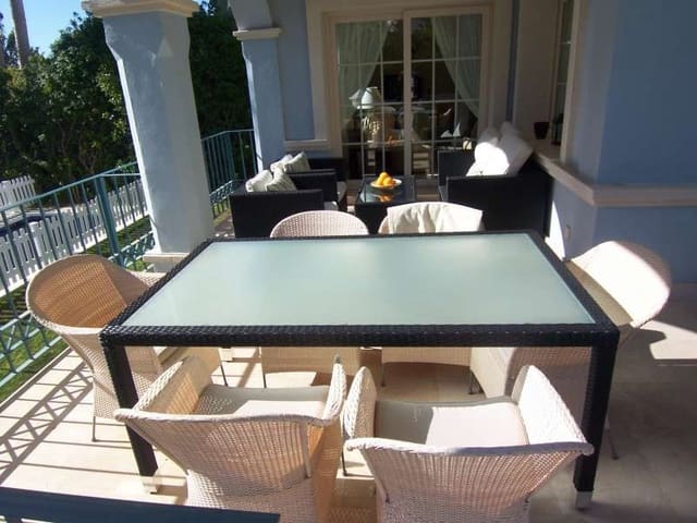 6 sypialnia Willa na sprzedaż w Puerto Banus, Marbella z basenem - 1 250 000 € (Ref: 9405109)