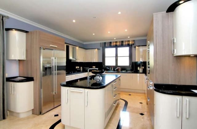 6 bedroom Villa for sale in Benahavís with pool garage - € 3,195,000 (Ref: 9405121)