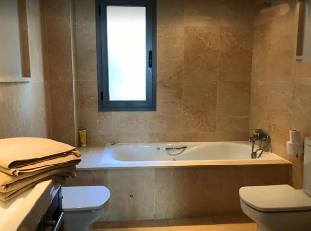 2 bedroom Apartment for sale in Los Flamingos, Benahavís with pool garage - € 340,000 (Ref: 9405134)