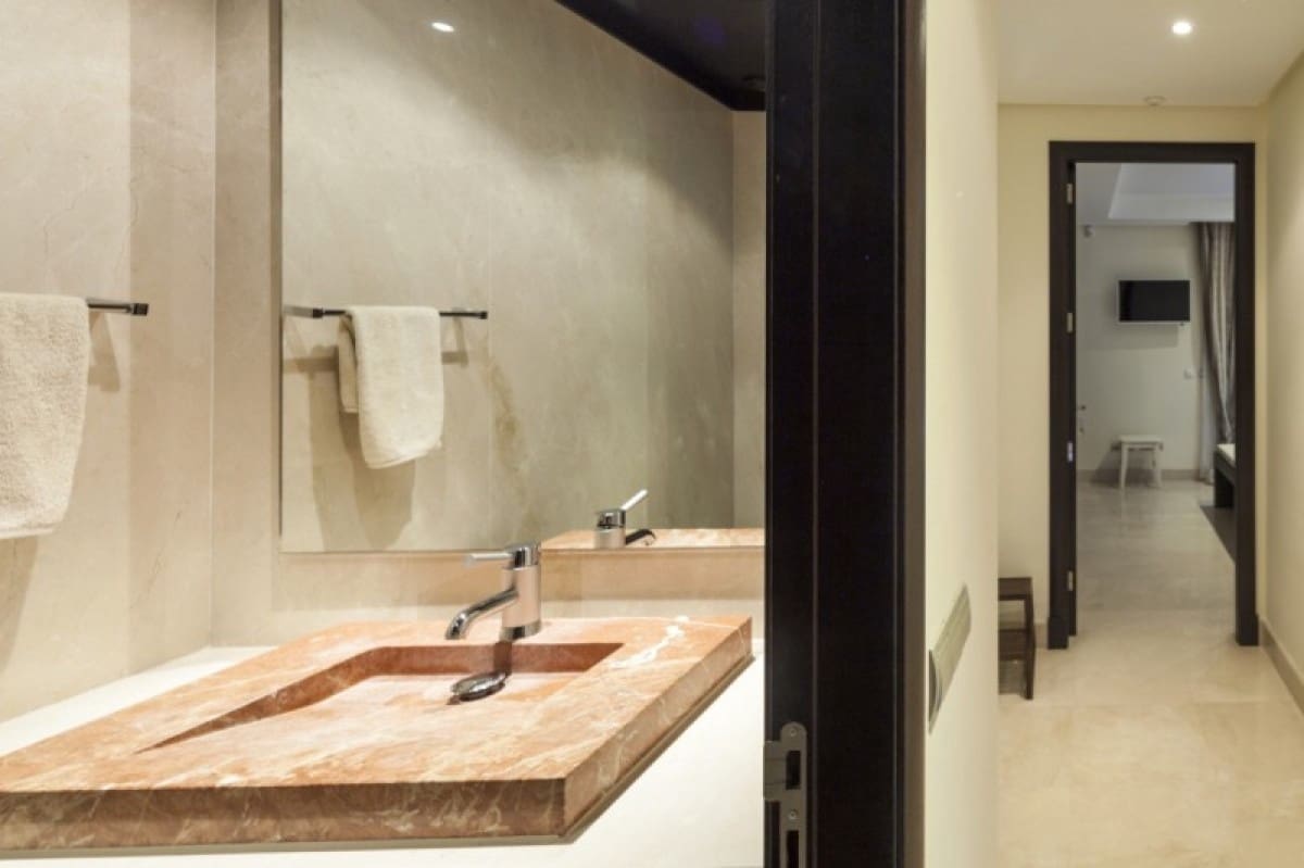 2 sypialnia Apartament na sprzedaż w Puerto Banus z basenem garażem - 1 250 000 € (Ref: 9405145)