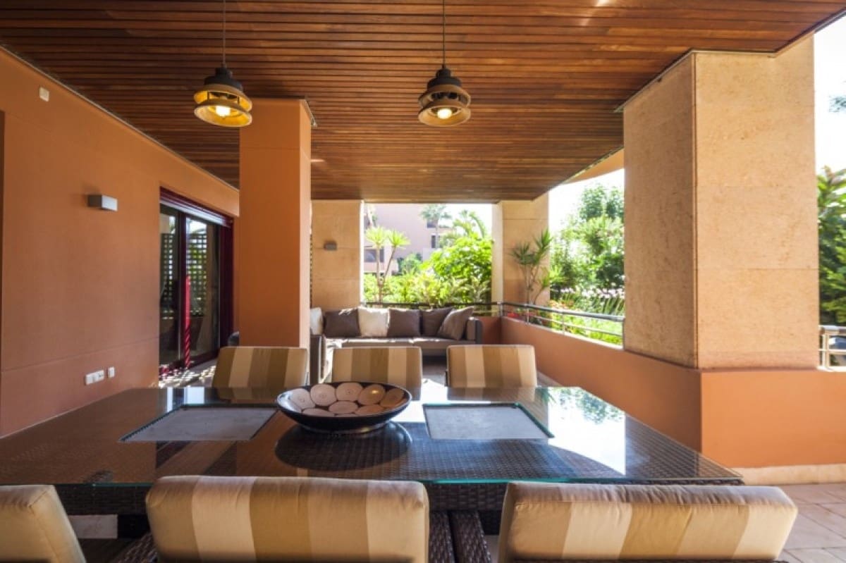 2 sypialnia Apartament na sprzedaż w Puerto Banus z basenem garażem - 1 250 000 € (Ref: 9405145)