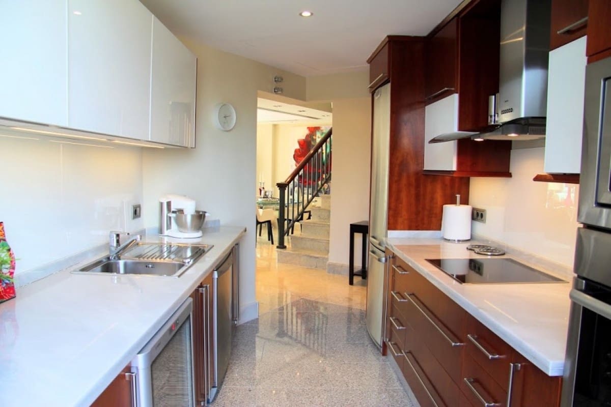 3 soverom Penthouse til salgs i Marbella med svømmebasseng garasje - € 2 250 000 (Ref: 9405173)