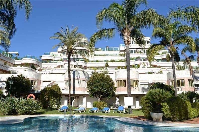 3 slaapkamer Appartement te koop in Puerto Banus met zwembad - € 1.695.000 (Ref: 9405177)