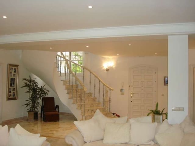 5 slaapkamer Villa te koop in El Paraiso, Estepona met zwembad garage - € 1.695.000 (Ref: 9405183)