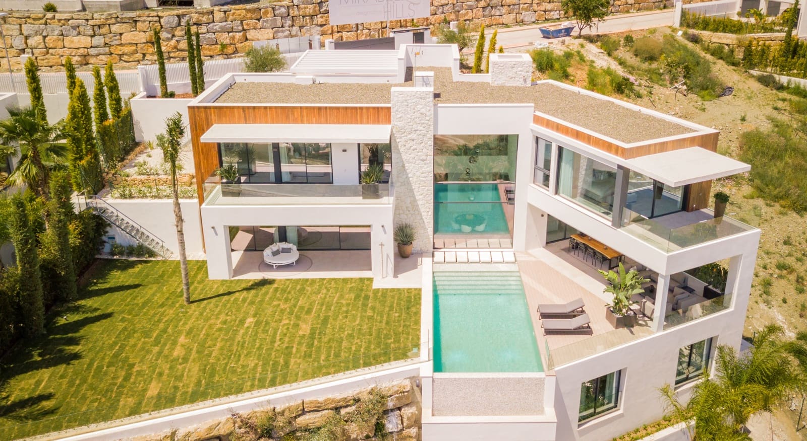 6 bedroom Villa for sale in Benahavis with pool garage - € 3,750,000 (Ref: 9405202)