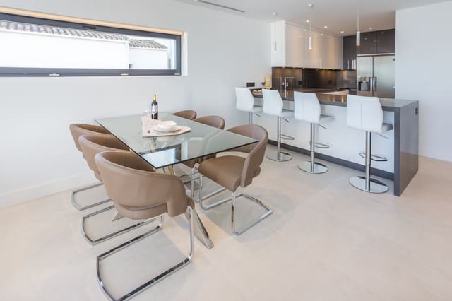 2 soveværelse Penthouse til salg i Puerto Banus, Marbella med swimmingpool garage - € 999.000 (Ref: 9405215)