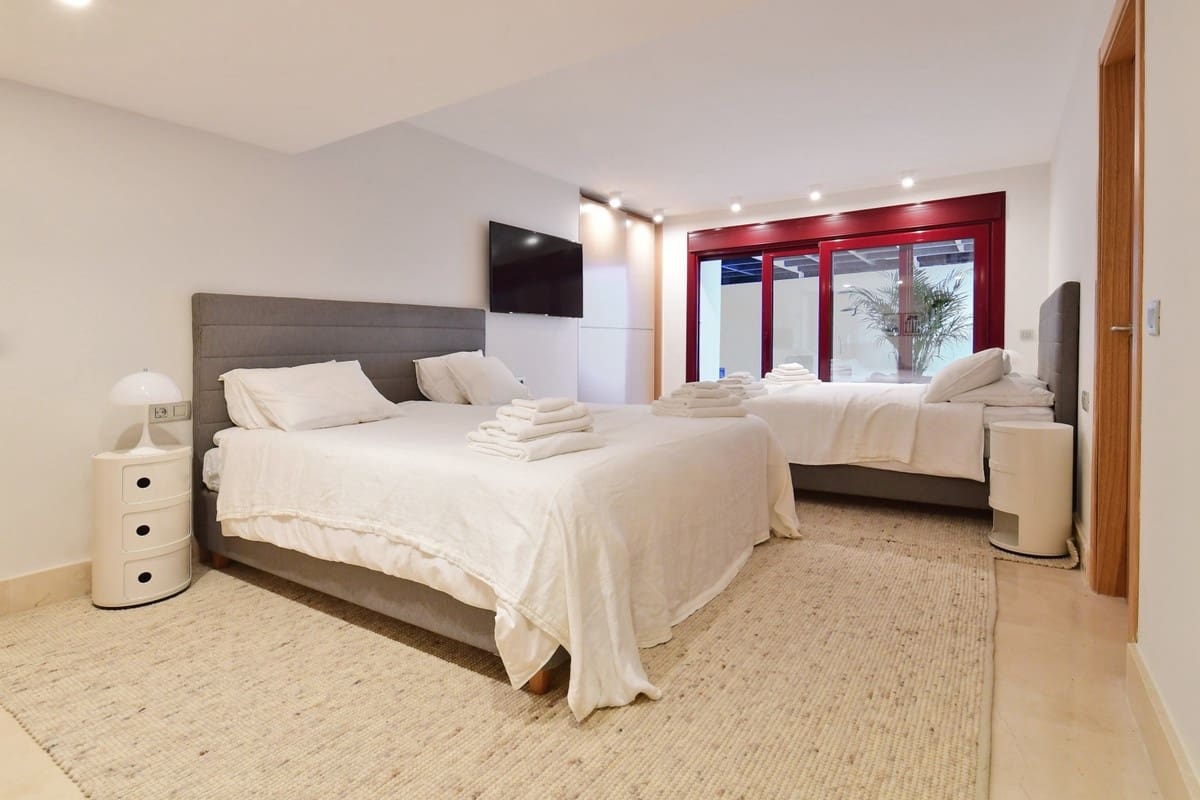 7 slaapkamer Villa te koop in Nueva Andalucia met zwembad garage - € 4.400.000 (Ref: 9405225)