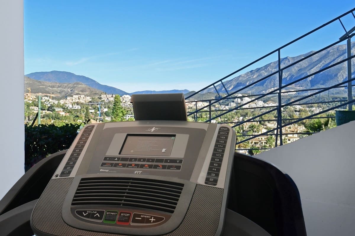 7 slaapkamer Villa te koop in Nueva Andalucia met zwembad garage - € 4.400.000 (Ref: 9405225)