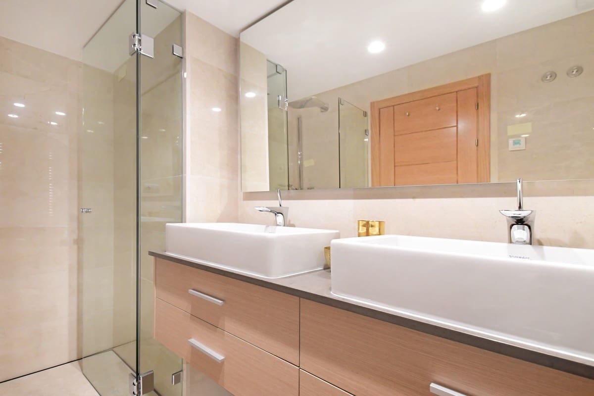 7 slaapkamer Villa te koop in Nueva Andalucia met zwembad garage - € 4.400.000 (Ref: 9405225)