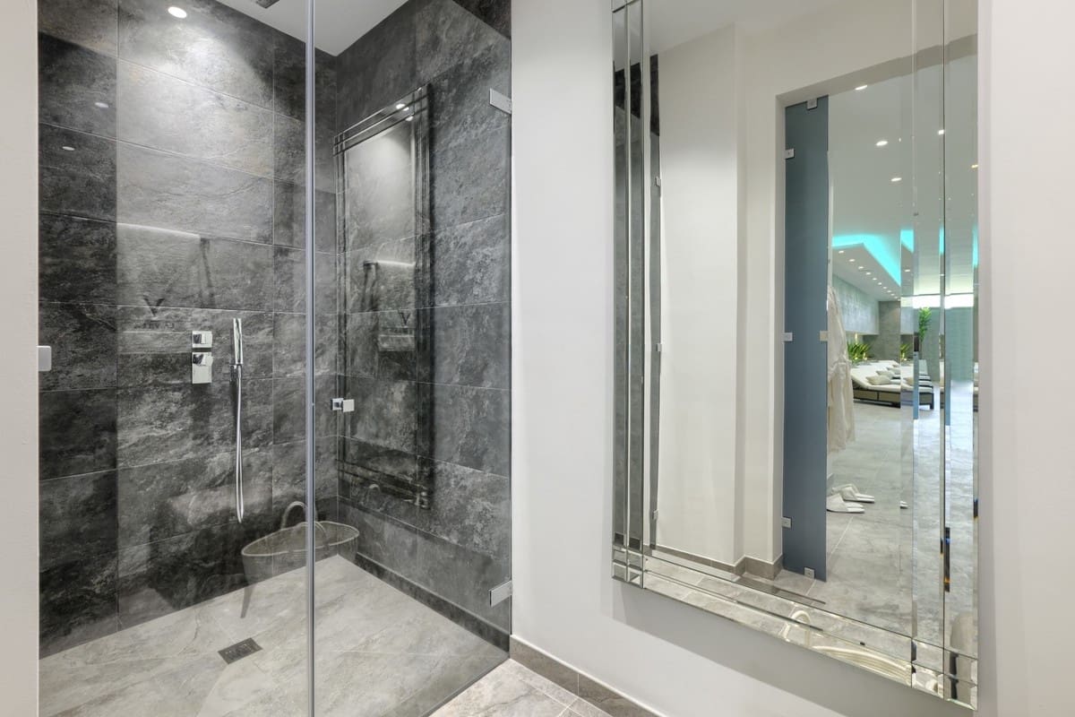 Chalet de 9 habitaciones en Nueva Andalucia en venta con piscina garaje - 11.800.000 € (Ref: 9405273)