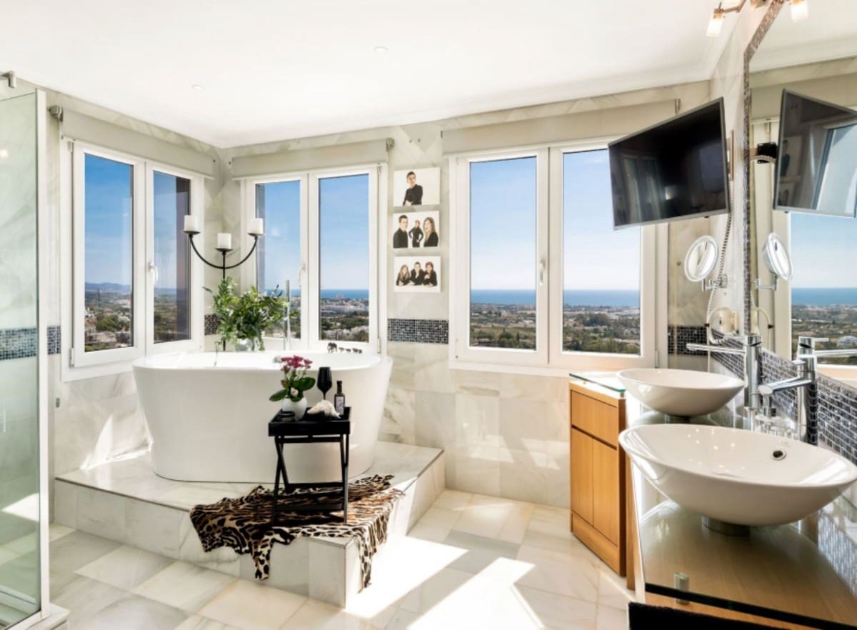 5 bedroom Penthouse for sale in Benahavis with pool - € 1,250,000 (Ref: 9405279)