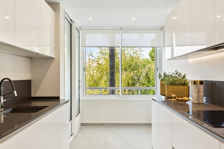 2 soverom Leilighet til salgs i Nueva Andalucia med svømmebasseng garasje - € 699 000 (Ref: 9405302)