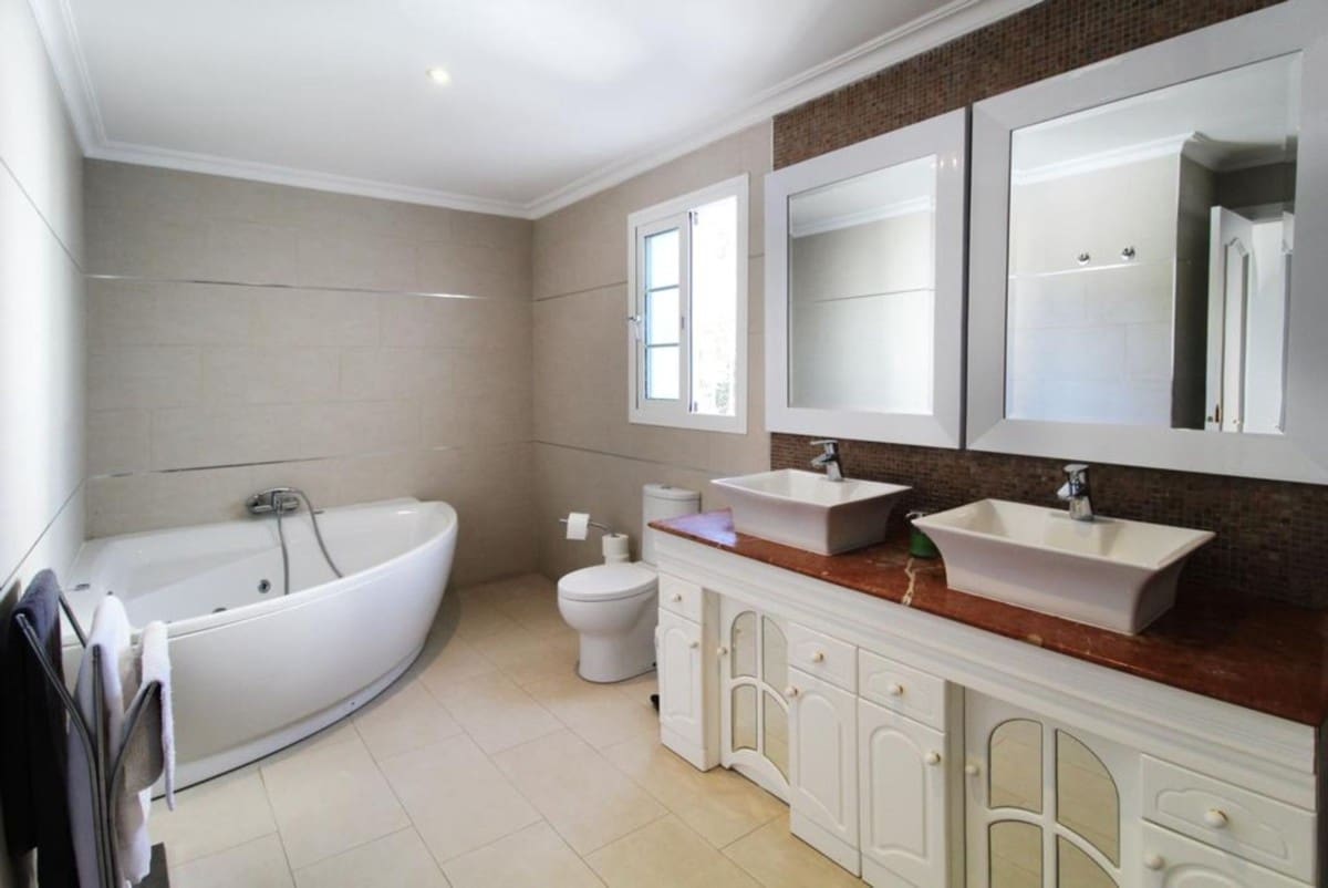 5 sovrum Villa till salu i Nueva Andalucia med pool garage - 3 200 000 € (Ref: 9405319)