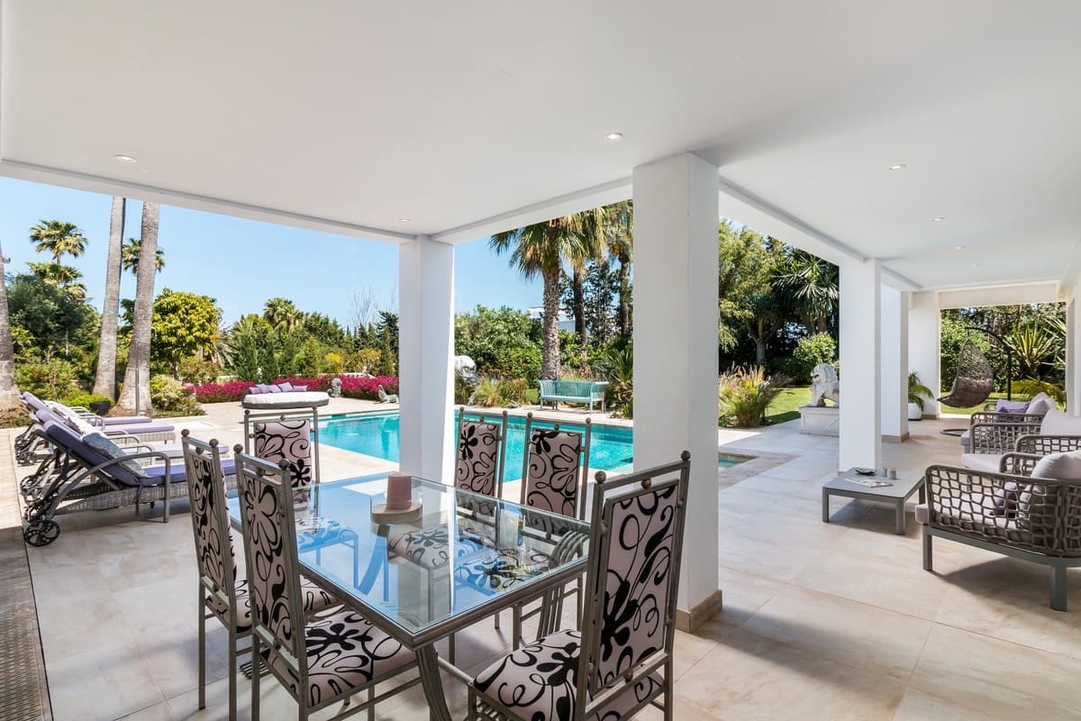 5 soverom Villa til salgs i El Paraiso med svømmebasseng garasje - € 3 495 000 (Ref: 9405365)