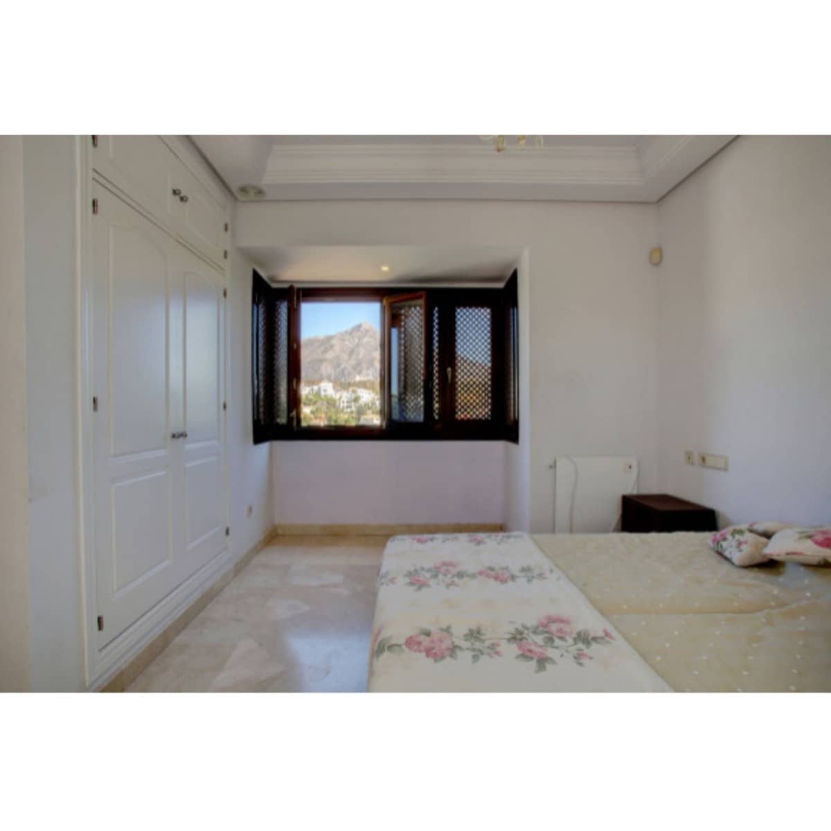 4 slaapkamer Villa te koop in Nueva Andalucia met zwembad garage - € 1.700.000 (Ref: 9405401)