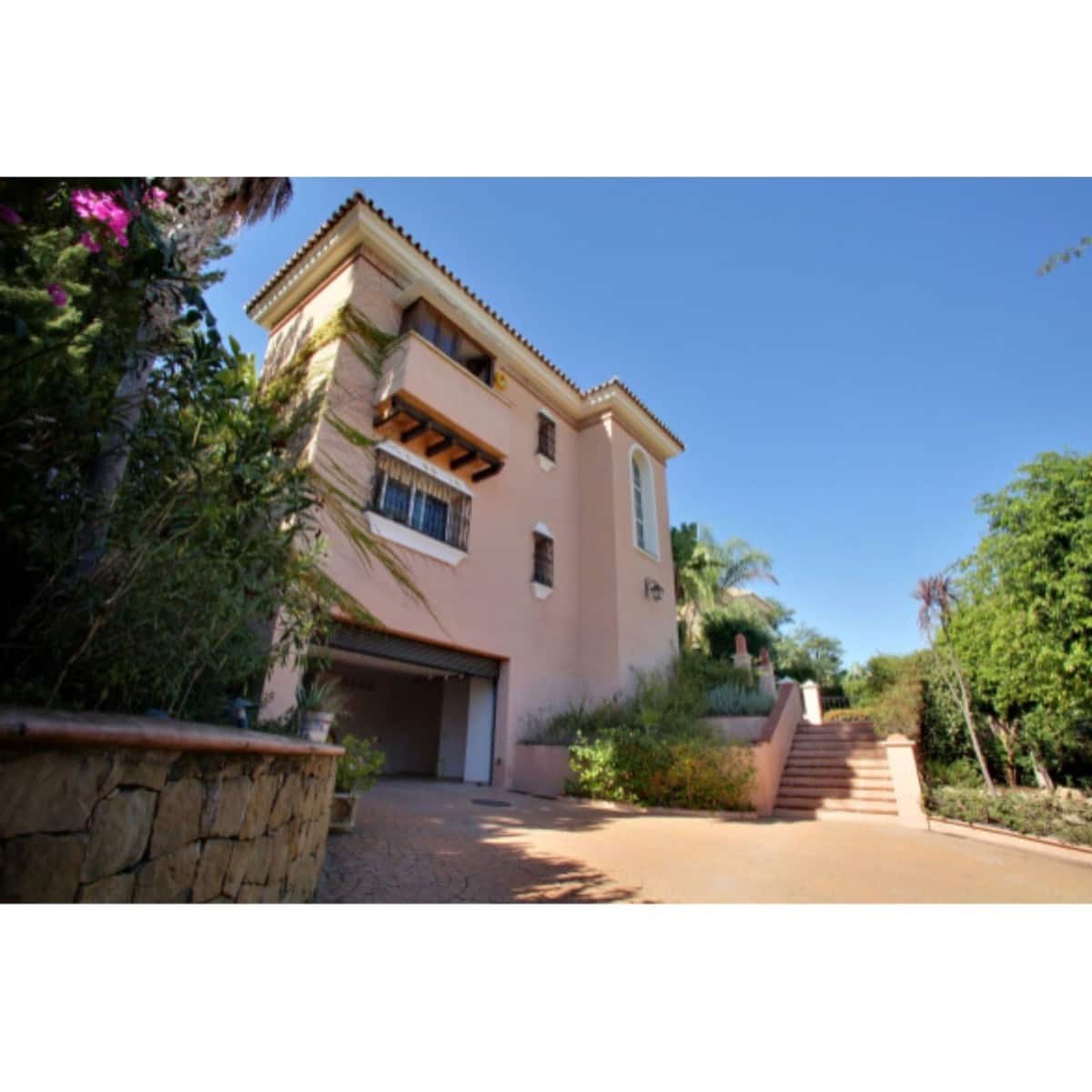 4 slaapkamer Villa te koop in Nueva Andalucia met zwembad garage - € 1.700.000 (Ref: 9405401)