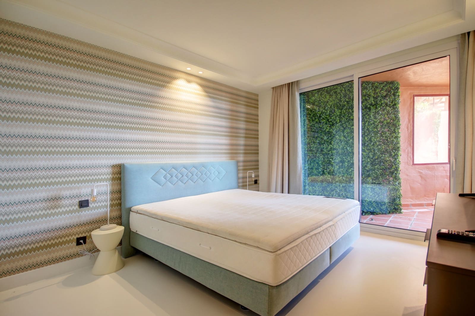 Apartamento de 2 habitaciones en New Golden Mile en venta con piscina garaje - 895.000 € (Ref: 9405419)