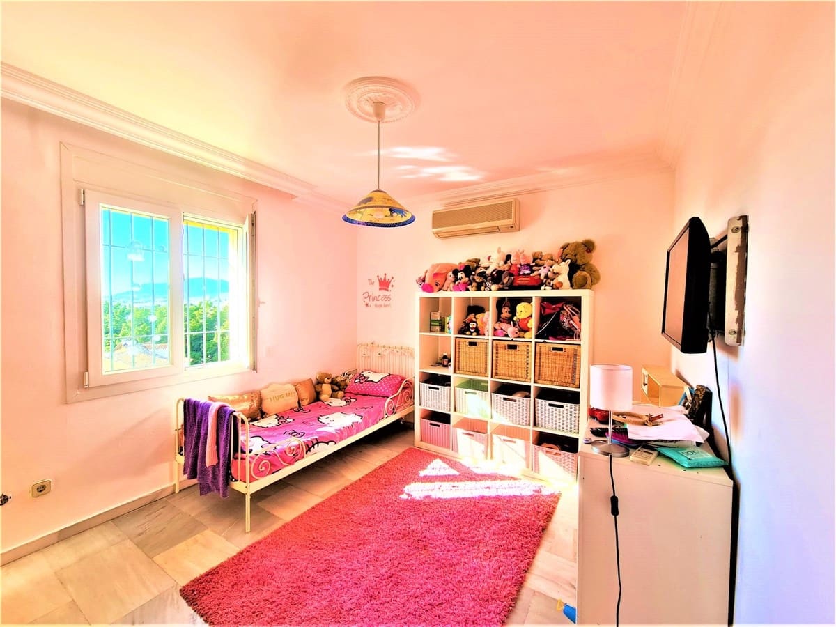 4 slaapkamer Villa te koop in Nueva Andalucia met zwembad - € 1.279.000 (Ref: 9405421)