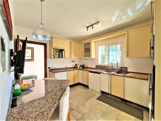 4 slaapkamer Villa te koop in Nueva Andalucia, Marbella met zwembad - € 1.279.000 (Ref: 9405421)