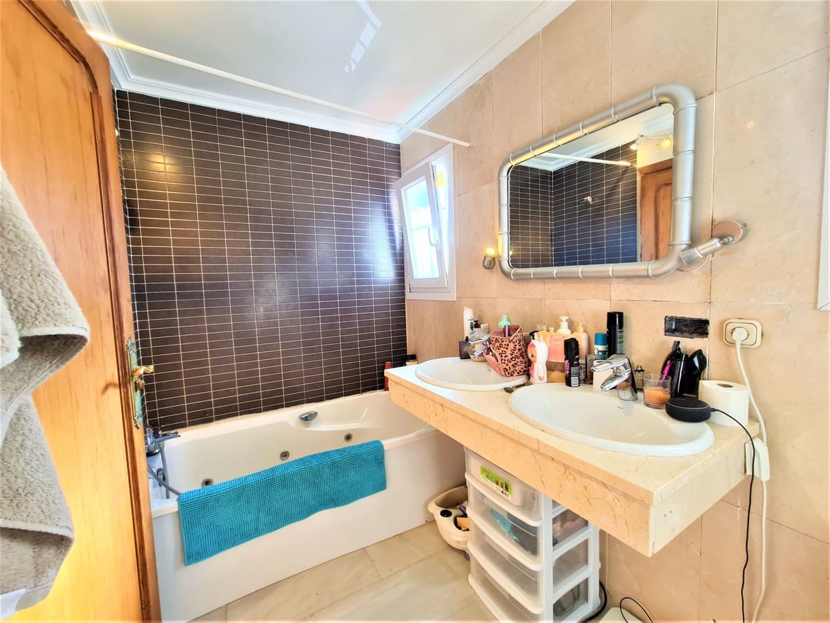 4 slaapkamer Villa te koop in Nueva Andalucia met zwembad - € 1.279.000 (Ref: 9405421)