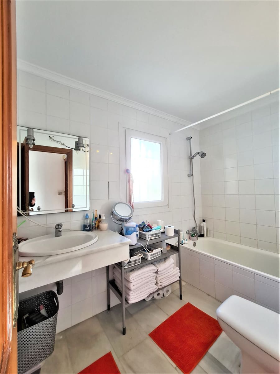 4 slaapkamer Villa te koop in Nueva Andalucia met zwembad - € 1.279.000 (Ref: 9405421)