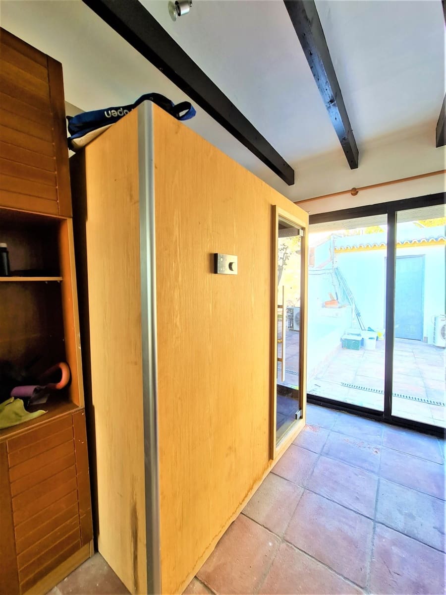 4 slaapkamer Villa te koop in Nueva Andalucia met zwembad - € 1.279.000 (Ref: 9405421)