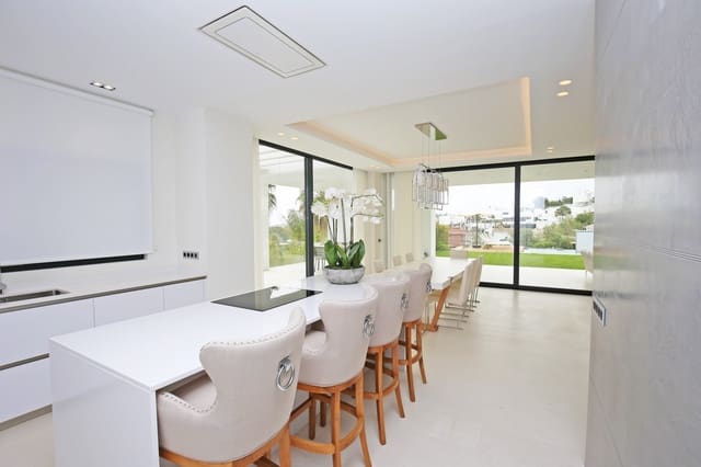 5 sypialnia Willa na sprzedaż w Marbella z basenem garażem - 2 550 000 € (Ref: 9405429)