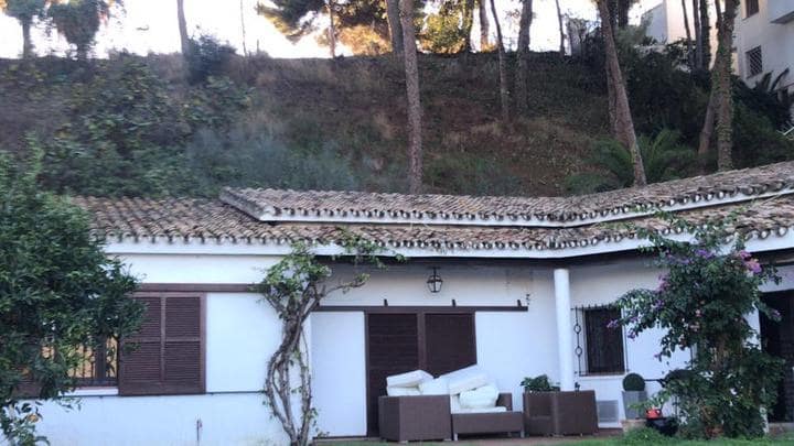 3 slaapkamer Villa te koop in Nueva Andalucia met zwembad - € 1.999.999 (Ref: 9405430)